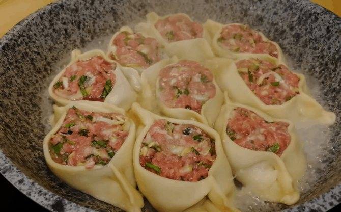 Слоеные пирожки с мясом