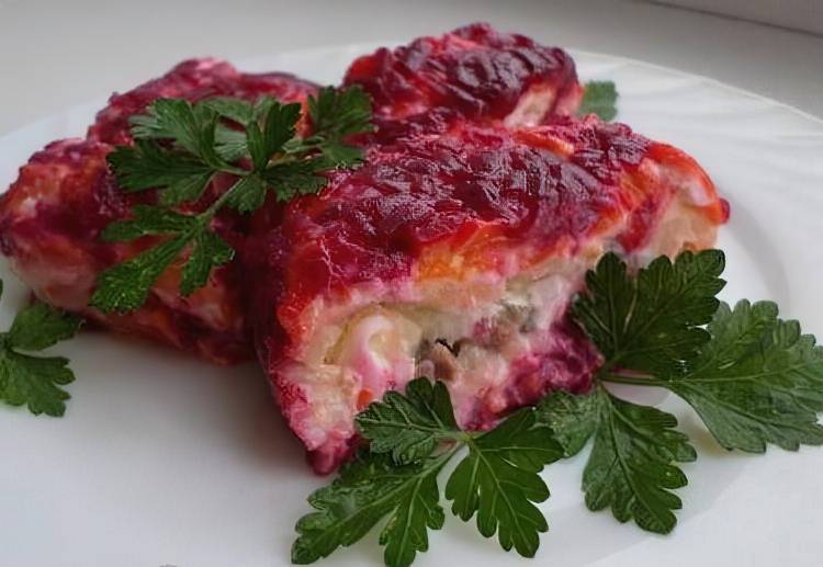 Закуска из лаваша: рулетики с сельдью и картофелем