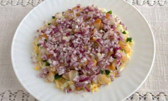 Салат сыр с чесноком и яйцом