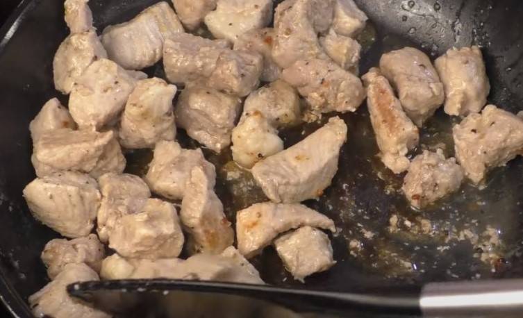 Три запечённых блюда в горшочках: картофель с рисом, с овощами и вкусная тушеная картошка