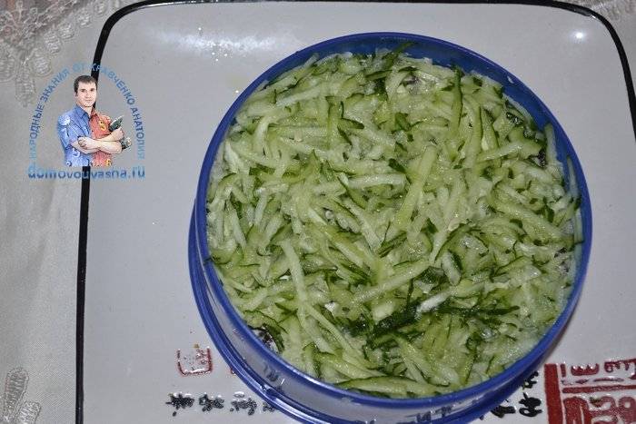 Салат с курицей и черносливом. 11 простых вариантов к празднику и на каждый день