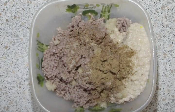 Тефтели из фарша с рисом в духовке: 3 рецепта