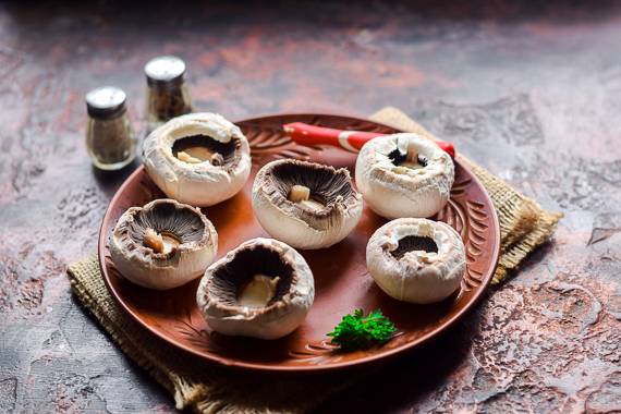 Фаршированные шампиньоны в духовке с сыром и ветчиной