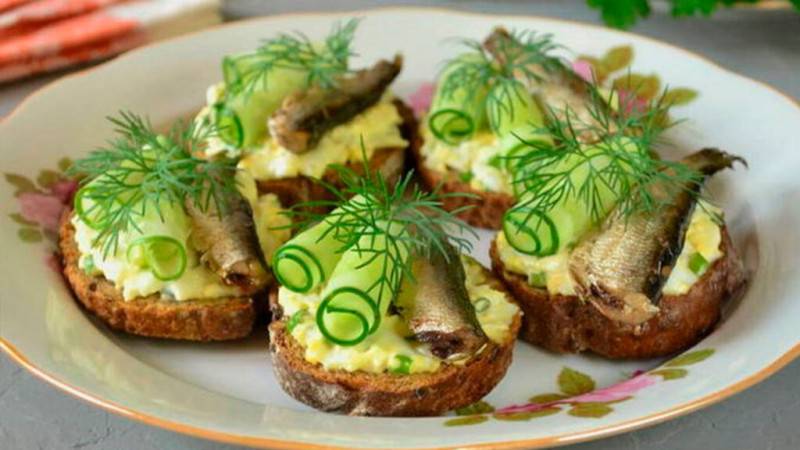 Яйца фаршированные шпротами и огурцом
