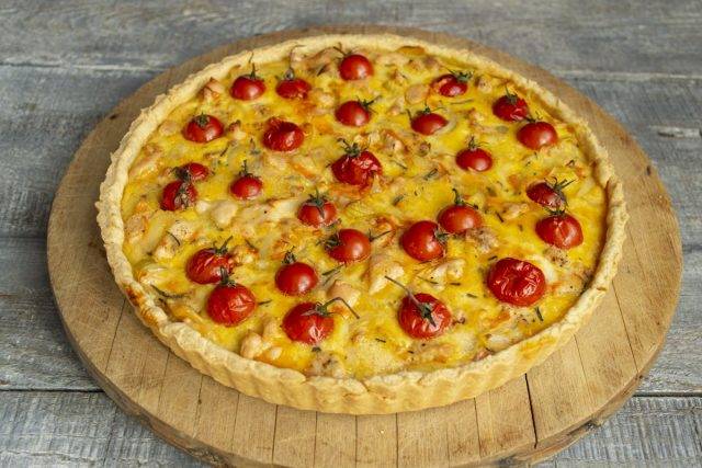 Киш с курицей, грибами и брокколи