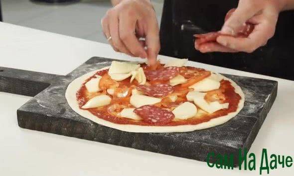 Пицца с колбасой и сыром