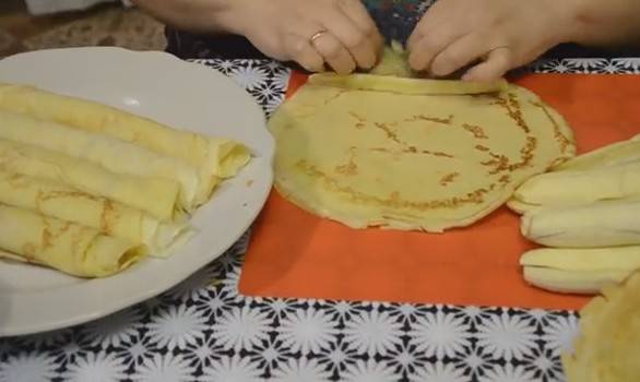 Блинный торт со сметанным кремом и бананами