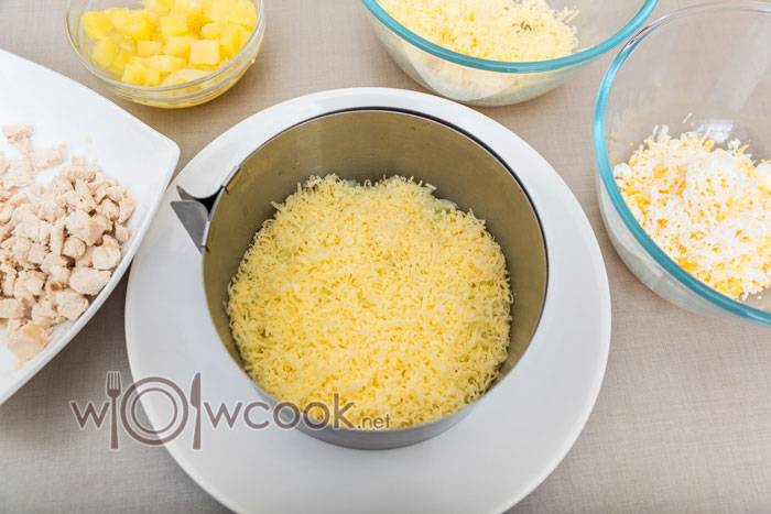 Салат с курицей и ананасами: классические рецепты очень вкусных салатов