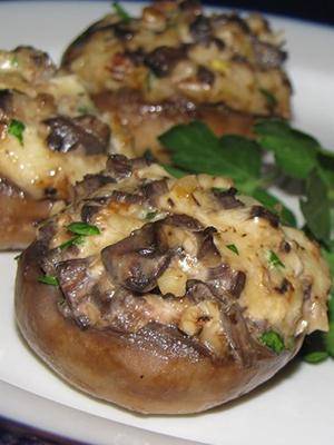 Фаршированные шампиньоны в духовке с сыром и ветчиной