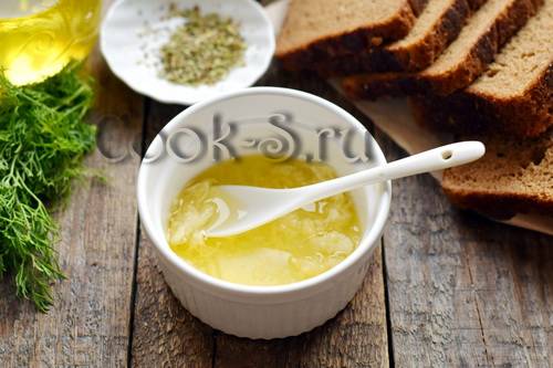 Гренки из черного хлеба с чесноком: 2 рецепта
