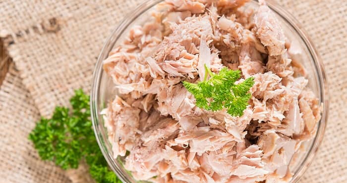 20 вкусных салатов с тунцом, которые удивят ваших гостей