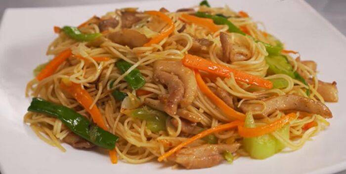 Лапша удон с курицей и овощами в соусе терияки