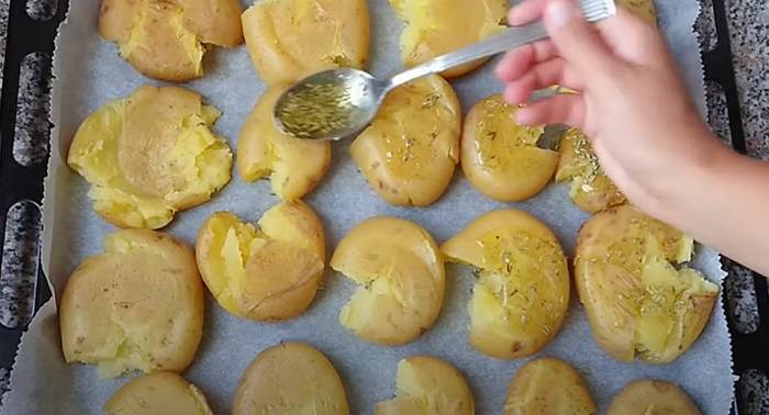 Картошка с овощами в духовке: в фольге, рукаве, горшочках