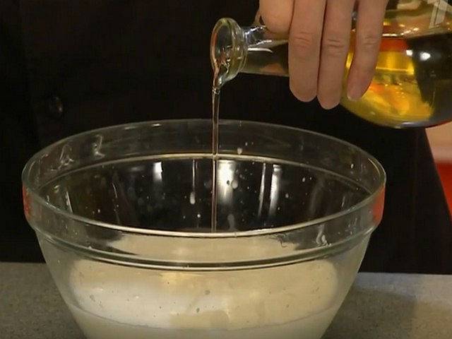 Блинный торт со сметанным кремом и бананами