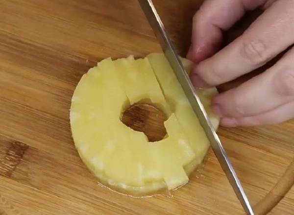 Салат с курицей и ананасами: классические рецепты очень вкусных салатов