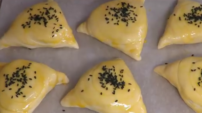 Слоеные пирожки с мясом