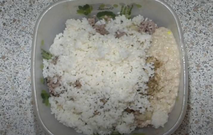 Тефтели из фарша с рисом в духовке: 3 рецепта