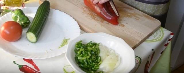 Салаты с консервированной фасолью и сухариками, вкусные, необычные, но простые