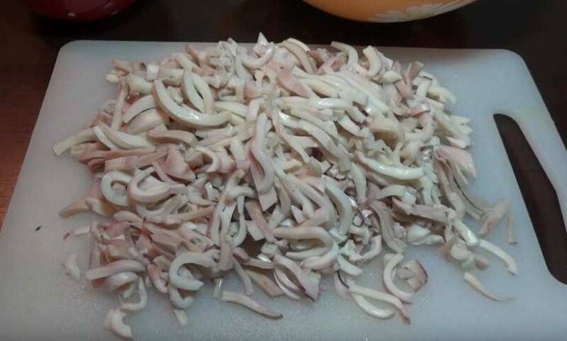 Рецепт: салат с кальмарами и сыром