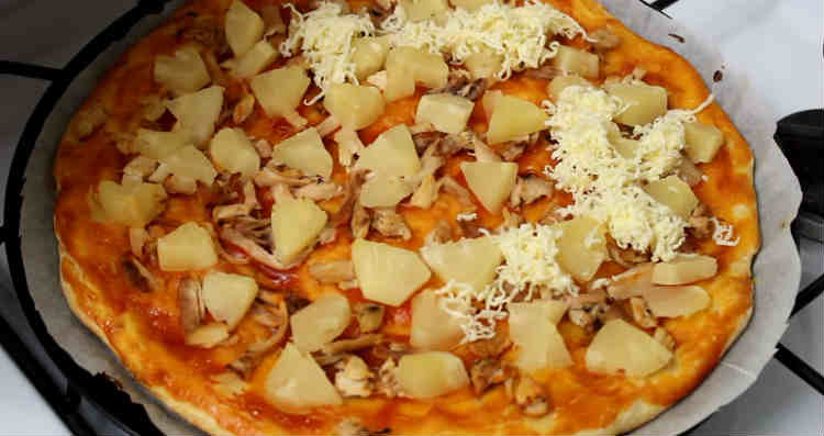 Пицца с ананасами