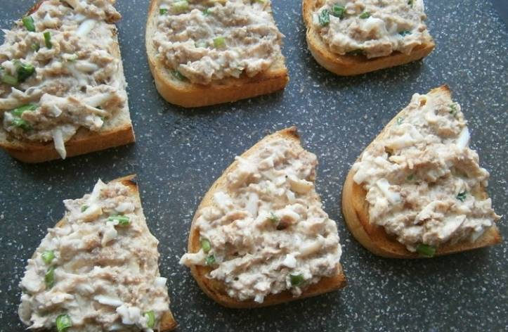 Вкусные бутерброды с тунцом - рецепт с фото