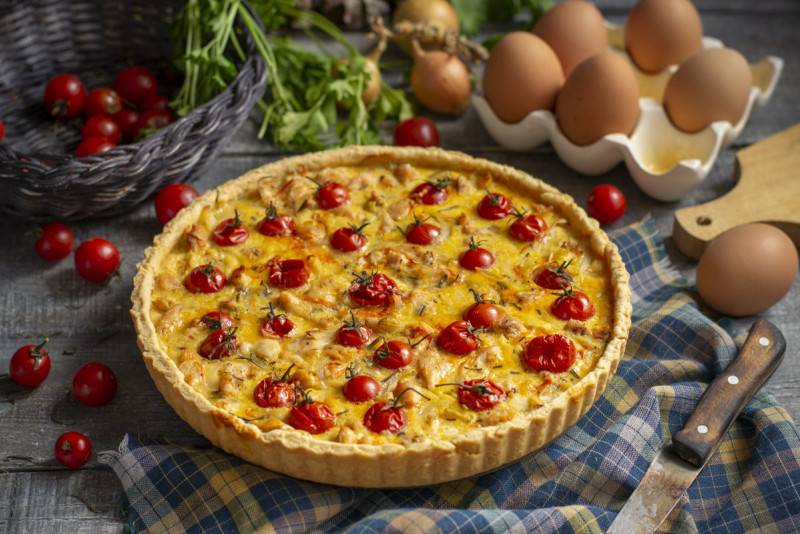 Киш с курицей, грибами и брокколи