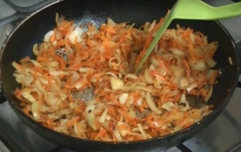 Куриная печень жареная с луком на сковороде