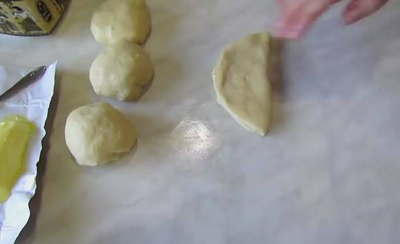 Булочки с изюмом из дрожжевого теста в духовке: 4 пошаговых рецепта