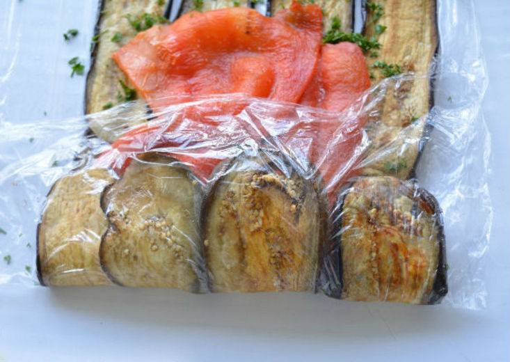 Рулетики из баклажанов с сыром и чесноком