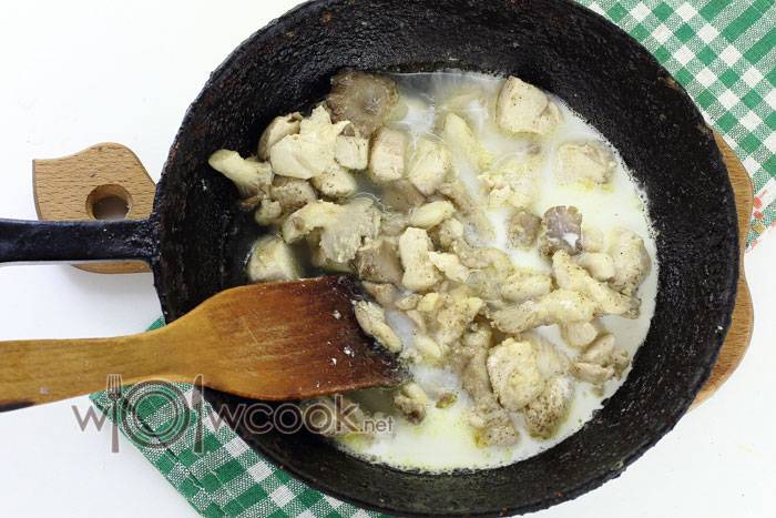 Фрикасе из курицы с шампиньонами по классическому рецепту