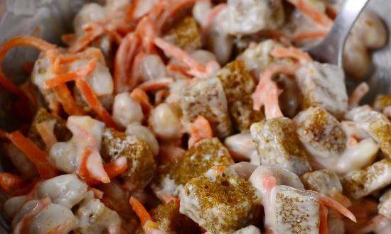 Салаты с консервированной фасолью и сухариками, вкусные, необычные, но простые