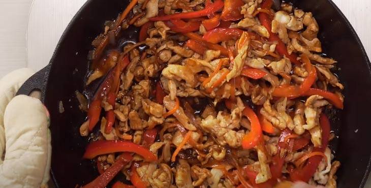 Лапша удон с курицей и овощами в соусе терияки