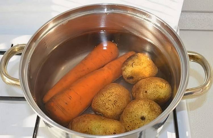 Закуска из лаваша: рулетики с сельдью и картофелем