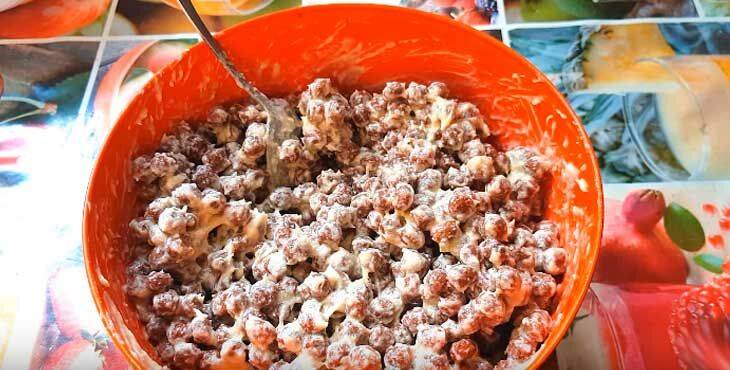 Торт из зефира без выпечки с фруктами, ягодами и орехами