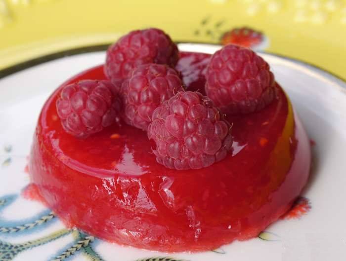 Праздничное желе из варенья с желатином