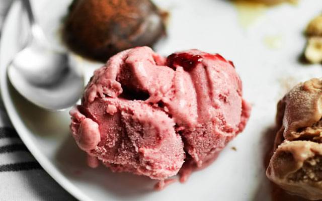 Мороженое из банана в домашних условиях, молока, сливок, какао, клубники, кефира