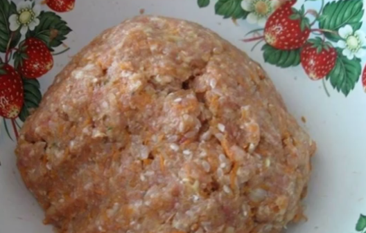 Тефтели из фарша с рисом в духовке: 3 рецепта