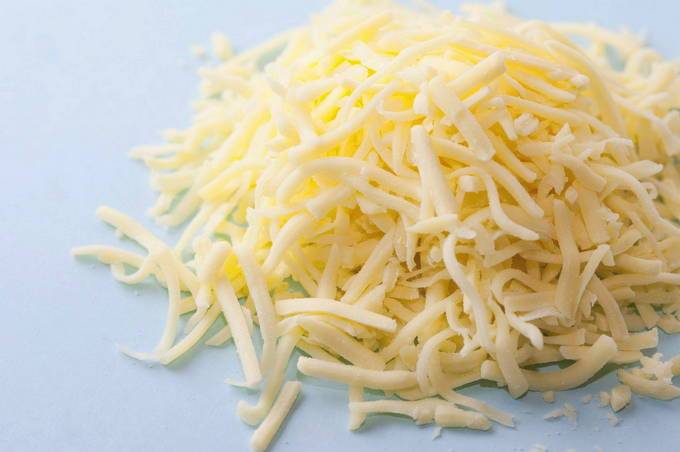 Салат сыр с чесноком и яйцом