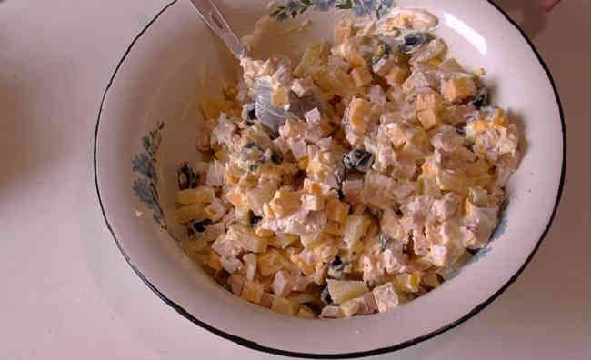 Салат "дамский каприз" с ананасом
