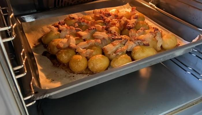 Картошка с овощами в духовке: в фольге, рукаве, горшочках