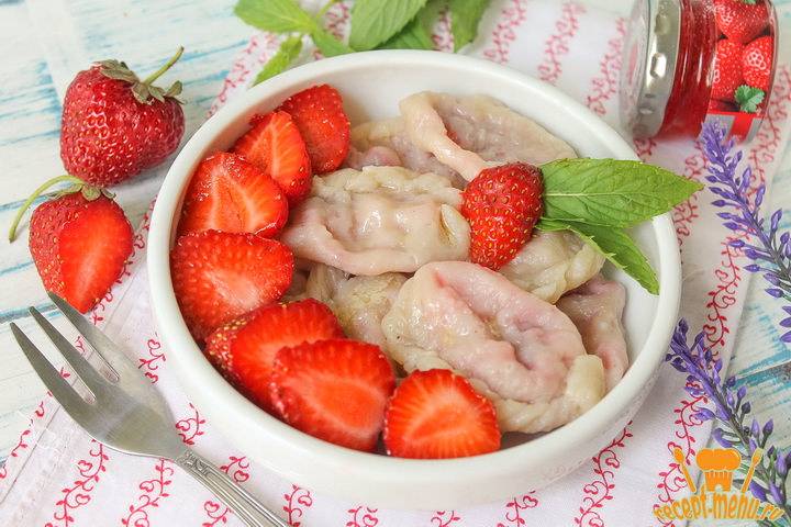 Вареники с клубникой: 8 сладких рецептов