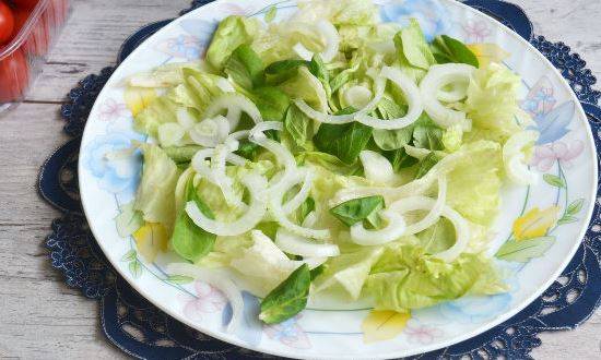 Салаты с консервированной фасолью и сухариками, вкусные, необычные, но простые