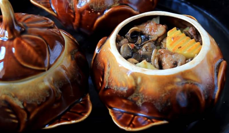 Мясо с грибами, запеченное в духовке или мультиварке