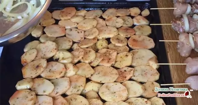 Куриная грудка в сметанном соусе с кунжутом