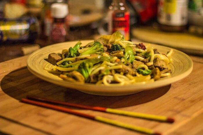 Лапша удон с курицей и овощами в соусе терияки