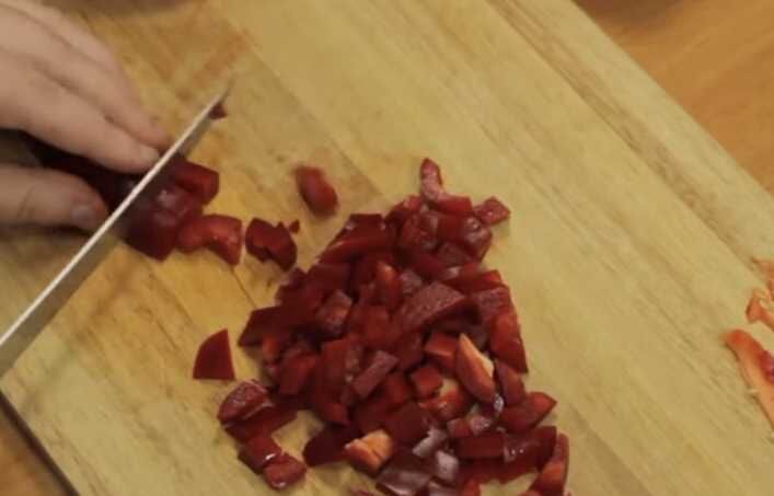 Пицца с колбасой и сыром