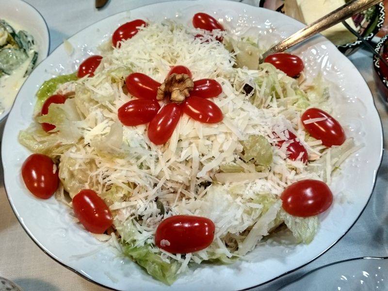 Салат с сыром и помидорами