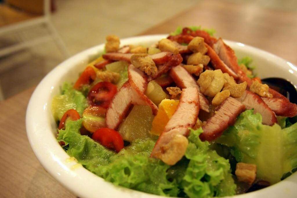 Салат с курицей и помидорами