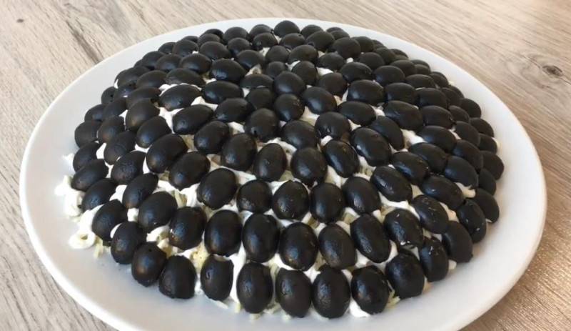 Салат с креветками и кальмарами