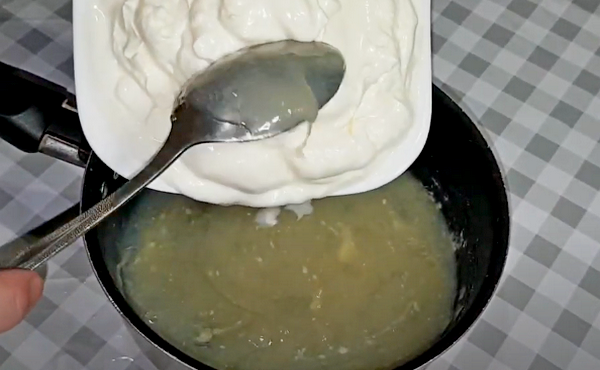 Торт из зефира без выпечки с фруктами, ягодами и орехами